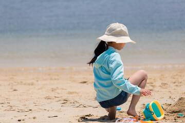 夏の海のビーチで遊んでいる子供