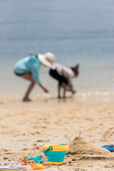Fototapeta na wymiar 夏の海のビーチで遊んでいる子供たち