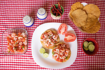 Tostadas de camarones con jitomate y limones 