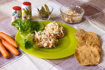 Tostadas de ensalada de pollo con hojas de lechuga 