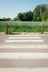 Un passage piéton sur un pré. Un passage piéton perdu dans la campagne.