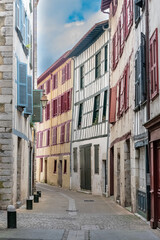 Fototapeta na wymiar Bayonne, typical facades with colorful shutters