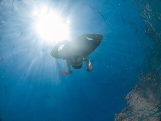 Fototapeta premium man taking selfie picture underwater in scuba mask