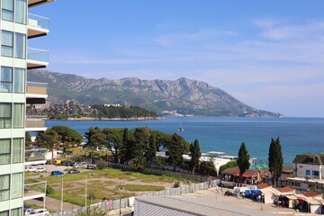 Widok z hotelu na wybrzeże w mieście Budva w Czarnogórze