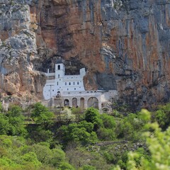 Klasztor zbudowany we wnęce skalnej w Czarnogórze - obrazy, fototapety, plakaty
