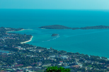 panoramic background of high mountain scenery, overlooking the atmosphere of the sea, trees and wind blowing in a cool blur, spontaneous beauty