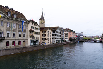 Fototapeta na wymiar Old town of City of Zürich with river Limmat in the foreground on a rainy spring day. Photo taken April 24th, 2022, Zurich, Switzerland.