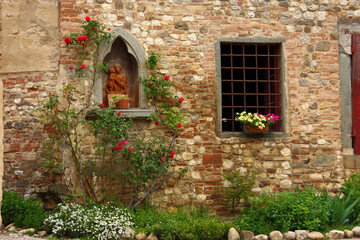 Fototapeta na wymiar Castello e borgo di Poppiano, Chianti. Toscana, Italia