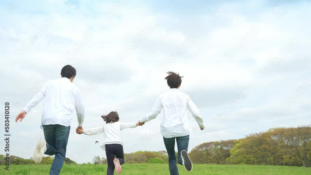Poster 手を繋いで草原を走る親子　ファミリー　子育て　自然環境