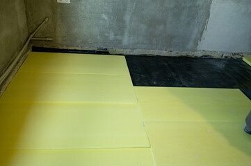 Installation of expanded polystyrene for floor insulation, expanded polystyrene and resin.