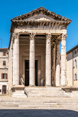Obraz premium View at the Ancient ruins of Temple of Augustus in Pula, Croatia