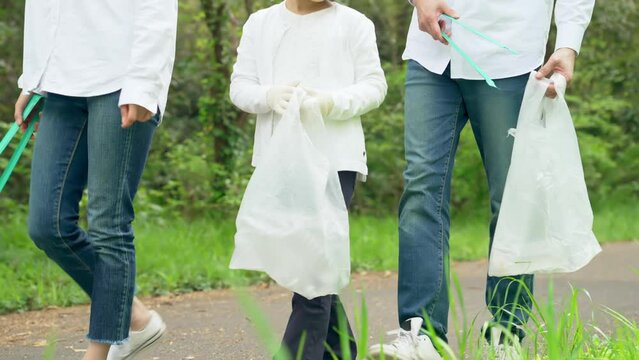 ゴミ拾いをする親子　環境保護　リサイクル　清掃活動　美化運動