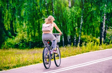Obraz premium Cyclist ride on the bike path in the city Park 