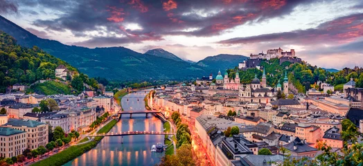 Foto op Canvas Panoramisch zomerse stadsgezicht van Salzburg, oude stad, geboorteplaats van de beroemde componist Mozart. Grote zonsondergang in de oostelijke Alpen, Oostenrijk, Europa. Aanbiddelijk avondlandschap met Salzach-rivier. © Andrew Mayovskyy