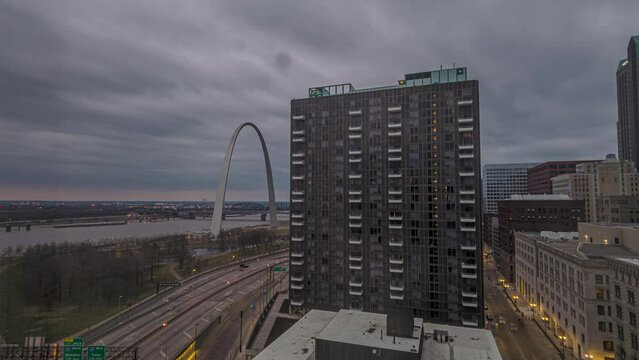 Time-lapse video on St. Louis skyline with the big arch in the evening during sunset