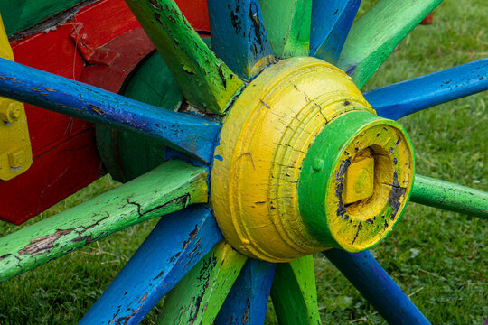 roue de charrette d&eacute;cor&eacute;e de fa&ccedil;on multicolore en gros plan