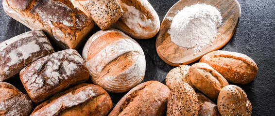Foto op Canvas Diverse bakkerijproducten, waaronder broden en broodjes © monticellllo