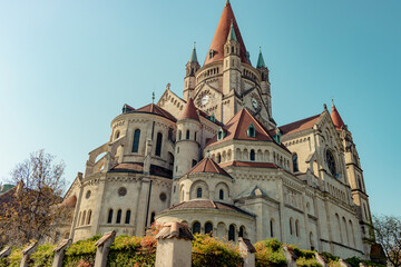 Fototapeta na wymiar Pfarrkirche zum heiligen Franz von Assisi auch Kaiserjubiläumskirche, oder Mexikokirche genannt in Wien in Frühling