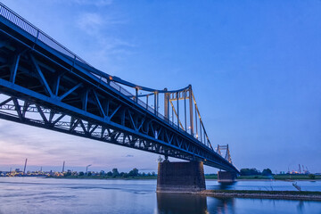 Rheinbrücke in Krefeld Uerdingen bei Sonnenuntergang