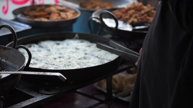 Jaleebi frying live in Pakistan