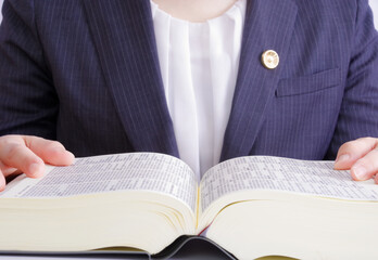 六法全書を読む女性弁護士