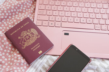 チリのパスポートとパソコンと携帯電話