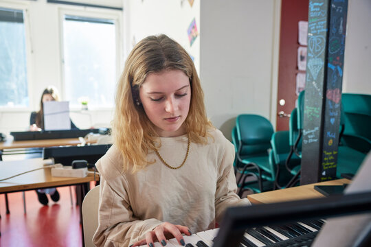 Teenage girl during keyboard lesson