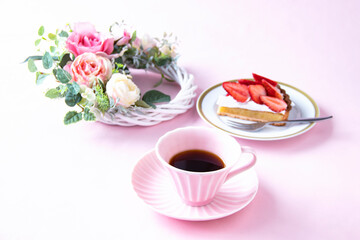 Obraz na płótnie Canvas 自家製　アーモンドクリームと生クリームのいちごタルトとピンクのコーヒーカップのコーヒーとバラのリース（ピンクバック）