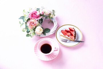自家製　アーモンドクリームと生クリームのいちごタルトとピンクのコーヒーカップのコーヒーとバラのリース（ピンクバック）