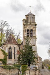 Fototapeta na wymiar Pierrefonds. Église Saint-Sulpice sous ciel couvert. Oise. Picardie. Hauts-de-France