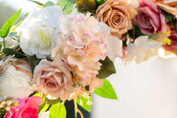 flores rosas penduradas