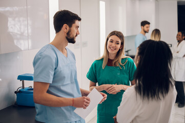 Obraz premium Multiracial team of doctors discussing a patients condition while working in a hospital