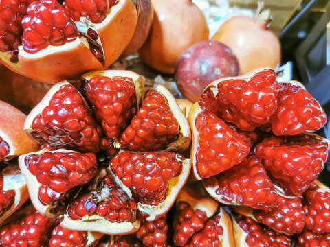 Ruby, local name Siea Liew, Pila, Pila Khao, Makong Kaew, Mako, Mak Jang, is a small fruit tree, about 5-8 centimeters in size.