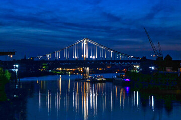 Obraz na płótnie Canvas Rheinbrücke und Hafen in Krefeld Uerdingen bei Nacht