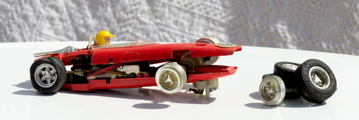 juguete vintage:
coche rojo de carreras.
modelo a escala