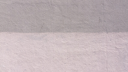 Pared pintada de blanco y gris en calle de ciudad
