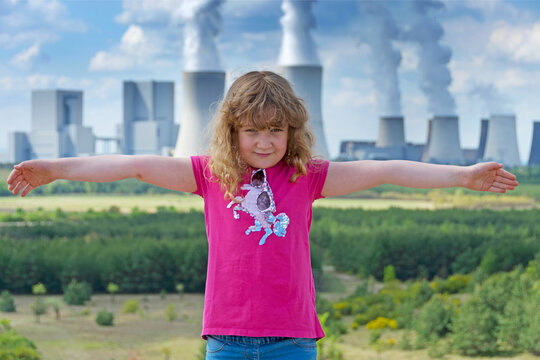 Kind vor Kohlekraftwerk