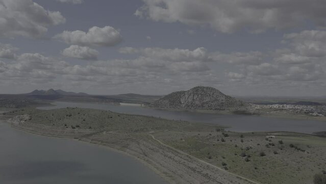 Pantano y Castillo de Alange vista a&eacute;rea Posterior Drone Aerial Cielos impactantes hermosas nubes. Dlog