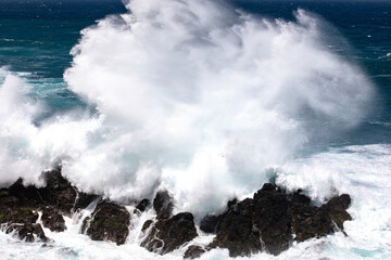 Flutwelle im natürlichen Schwimmingpool bei Porto Moniz