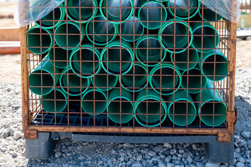 Viele grüne Rohre für Abwasser auf Baustelle im Matallkorb