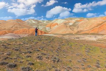 Fototapeta na wymiar Tourist taking pictures of colorful mountains