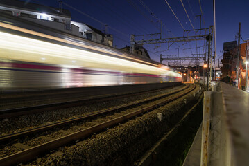 Naklejka premium 電車 高速で 踏み切り 夜景 高速のイメージ