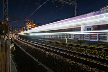 Fototapeta premium 電車 高速で 踏み切り 夜景 高速のイメージ