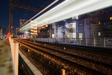 Obraz premium 電車 高速で 踏み切り 夜景 高速のイメージ