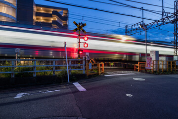 電車　高速で　踏み切り　夜景　高速のイメージ