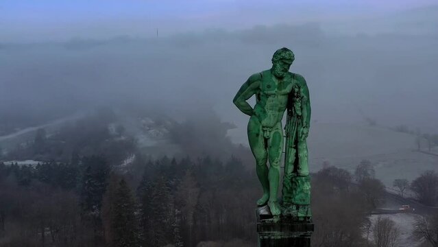 Drohnenfoto, Drohnenaufnahme, Drohnenflug, Monumentalbau Herkules, Statue in Gro&szlig;aufnahme, Winter, verschneiter Wald, Nebel, Wolken, Detail, Bergpark Bad Wilhelmsh&ouml;he, Blick auf die Wasserspiele und d