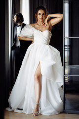 Naklejka premium beautiful wedding couple kissing, happy