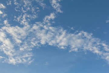 Clouds in the sky come in a variety of colors after heavy rain after the storm enters the end of the rainy season, early winter after the rain, the sky is usually bright, the weather is cool.