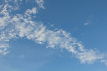 Clouds in the sky come in a variety of colors after heavy rain after the storm enters the end of the rainy season, early winter after the rain, the sky is usually bright, the weather is cool.