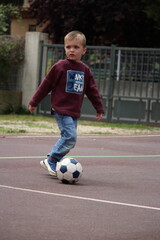enfant qui joue au foot ball